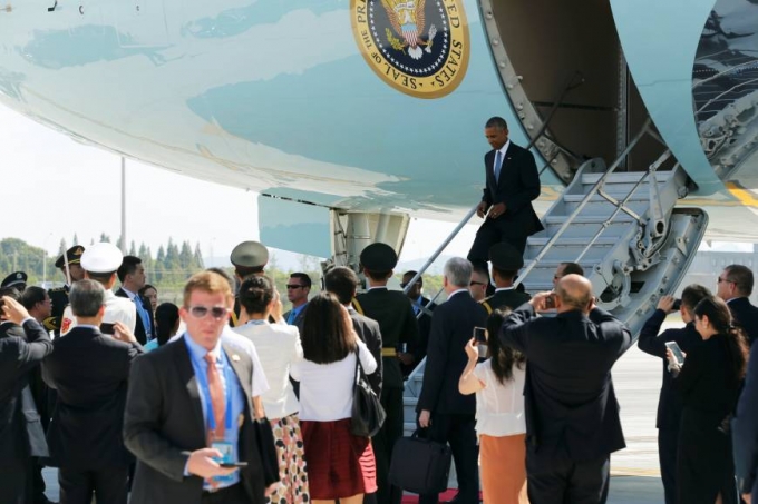 Tổng thống Obama xuống s&acirc;n bay H&agrave;ng Ch&acirc;u, Trung Quốc. (Ảnh: Reuters)