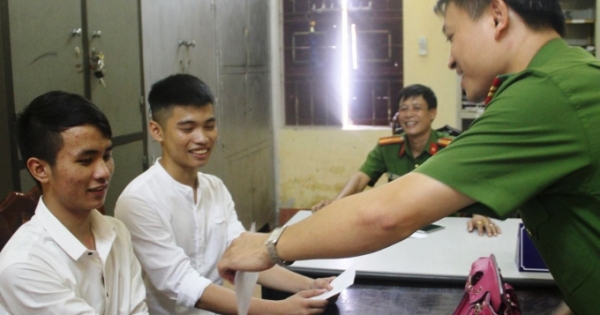Hà Tĩnh: Ngày khai giảng, hai học sinh nhặt được túi tiền trả người đánh mất