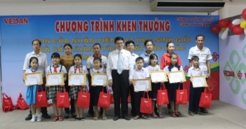 VEDAN Việt Nam khen thưởng nhân dịp năm học mới