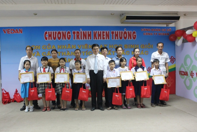 &Ocirc;ng Ko Chung Chih (đứng giữa) - Ph&oacute; Tổng Gi&aacute;m đốc Vedan Việt Nam trao thưởng cho c&aacute;c em.