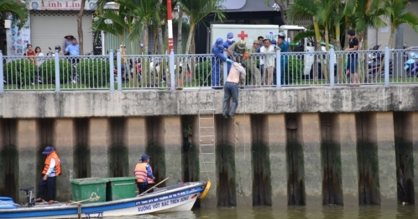TP HCM: Người dân phơi nắng xem thi thể dưới kênh Nhiêu Lộc
