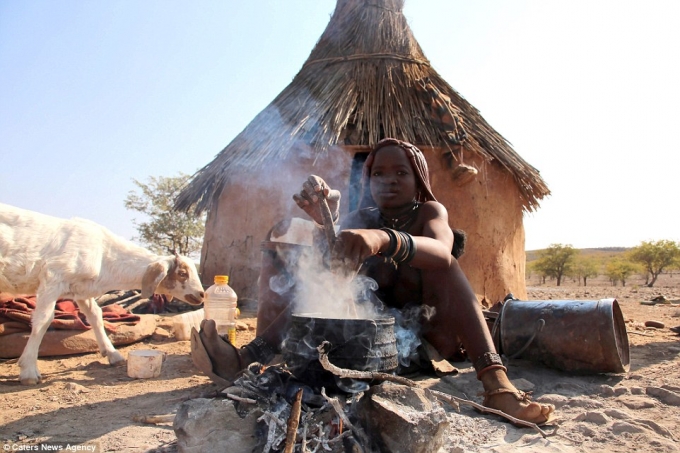 H&igrave;nh ảnh về cuộc sống của bộ lạc Himba. (Ảnh:&nbsp;Caters News Agency)