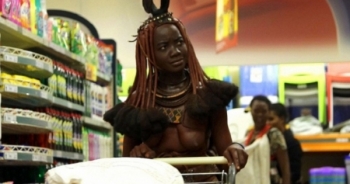 Bà mẹ trẻ thản nhiên để ngực trần đi mua sắm ở siêu thị
