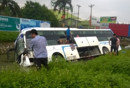 Thanh Hóa: Hành khách hoảng hồn vì xe khách lao đầu vào xe tải