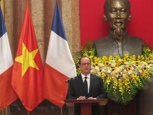 Tổng thống Ph&aacute;p Hollande trong cuộc họp b&aacute;o với Chủ tịch nước Trần Đại Quang s&aacute;ng 6/9. (Ảnh: Nam Hằng)