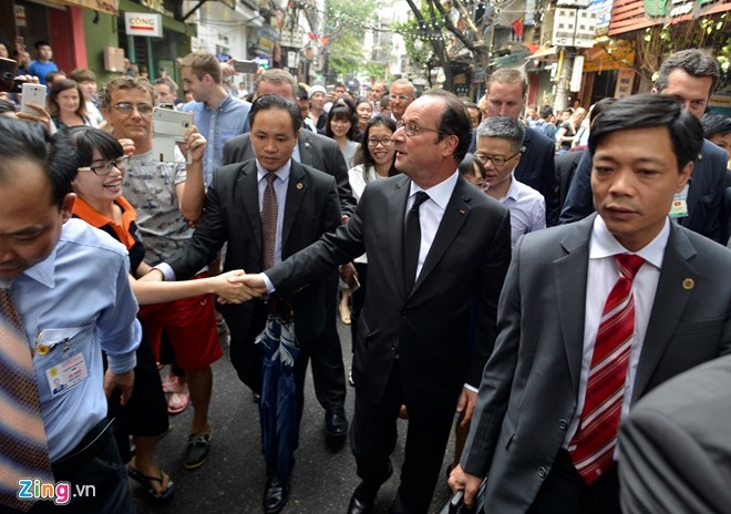 Tổng thống Ph&aacute;p Francois Hollande dạo phố cổ H&agrave; Nội