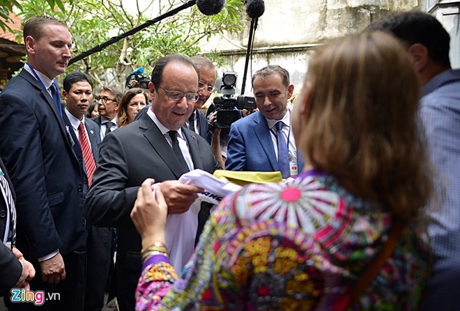 Tổng thống Ph&aacute;p Francois Hollande dạo phố cổ H&agrave; Nội