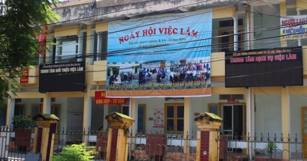 Vụ “chia chác” tiền lương ở Lào Cai: Bị cắt thu nhập vì "cung cấp thông tin cho báo chí"?