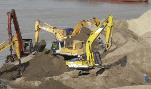 Hai bờ sông Hồng bị biến thành… bãi chứa vật liệu