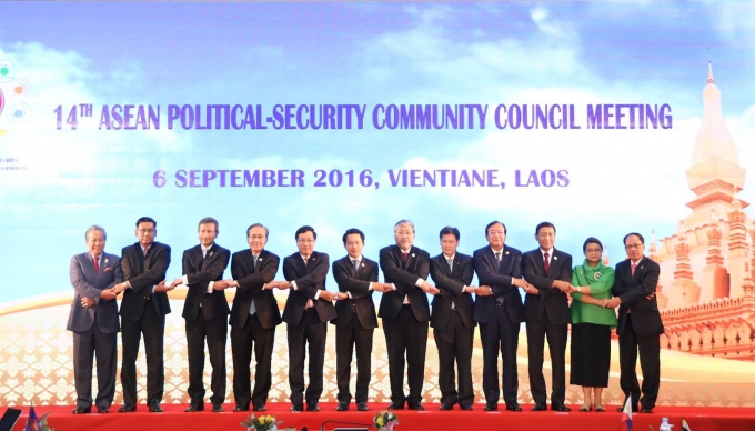 Ph&oacute; Thủ tướng, Bộ trưởng Bộ Ngoại giao Phạm B&igrave;nh Minh (thứ 5 từ tr&aacute;i sang) c&ugrave;ng c&aacute;c đại biểu tham dự Hội nghị Hội đồng Cộng đồng Ch&iacute;nh trị - An ninh ASEAN (APSC) lần thứ 14.