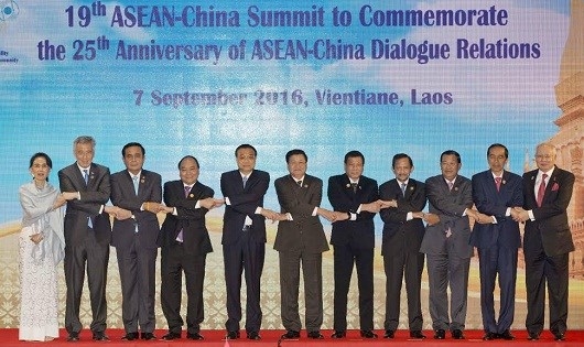 Thủ tướng Nguyễn Xu&acirc;n Ph&uacute;c v&agrave; c&aacute;c l&atilde;nh đạo dự Hội nghị Cấp cao ASEAN &ndash; Trung Quốc. (Ảnh: AP)