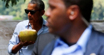 Tổng thống Obama giản dị uống nước dừa ở Lào