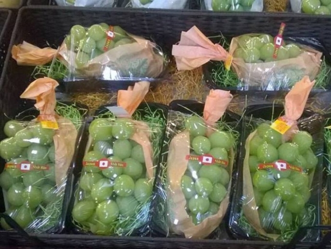 Nho xanh kh&ocirc;ng hạt Nhật Bản đang được giới nh&agrave; gi&agrave;u Việt chuộng mua về ăn