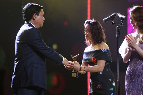 Chị Hoa, vợ của cố nhạc sỹ Trần Lập thay mặt chồng l&ecirc;n nhận giải