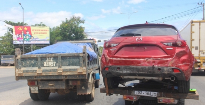 Mazda3 đập hộp bị xe tải ben đ&acirc;m hư hỏng tại ng&atilde; tư đ&egrave;n đỏ ở TP. Đ&ocirc;ng H&agrave;, Quảng Trị