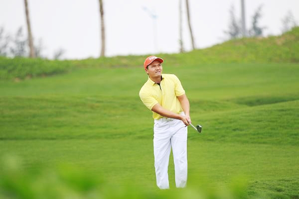 Golfer Th&aacute;i Trung Hiếu trải nghiệm s&acirc;n golf links của FLC