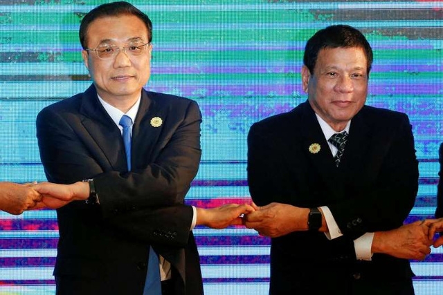 Thủ tướng Trung Quốc L&yacute; Khắc Cường (tr&aacute;i) v&agrave; Tổng thống Philippines Rodrigo Duterte tại hội nghị thượng đỉnh ASEAN+3 ở L&agrave;o ng&agrave;y 7/9. (Ảnh: Reuters)