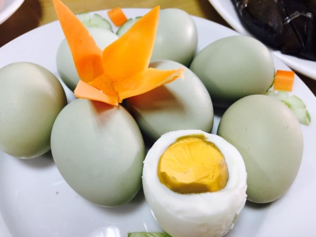 Loại trứng g&agrave; vỏ xanh ăn thơm ngon kh&ocirc;ng k&eacute;m g&igrave; so với trứng g&agrave; ri thả vườn