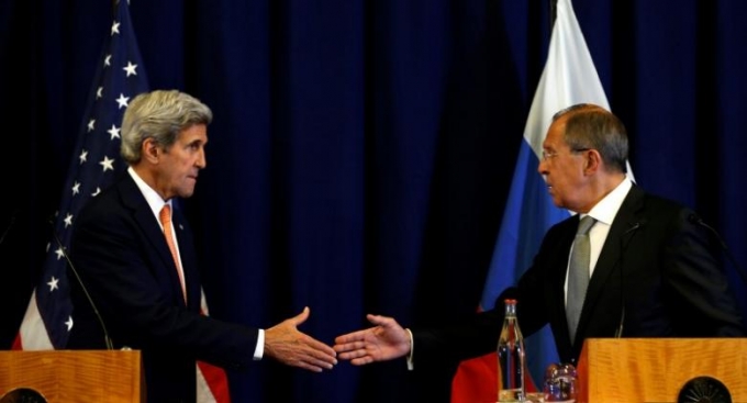 Ngoại trưởng Mỹ v&agrave; Ngoại trưởng Nga bắt tay nhau. (Ảnh: Reuters).