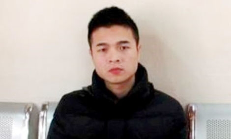 Đối tượng Nguyễn Sinh Qu&acirc;n bị tổ CSGT bắt giữ.