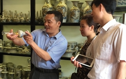 Mang gốm sứ tâm linh cổ truyền Bát Tràng đến với gia đình Việt