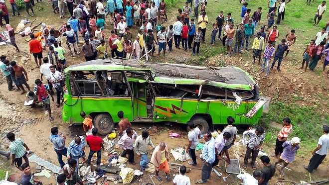 Hiện trường vụ tai nạn rơi xe bus kinh ho&agrave;ng. (Ảnh: AFP)