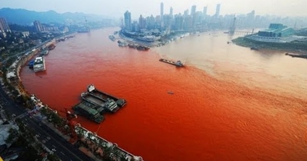 Dấu hiệu đáng sợ khi cả dòng sông nhuộm màu đỏ tươi như máu