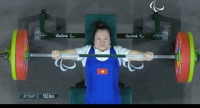 Mức tạ 102 kg gi&uacute;p chị l&agrave;m chủ tấm HCĐ Paralympic. Ảnh: Internet