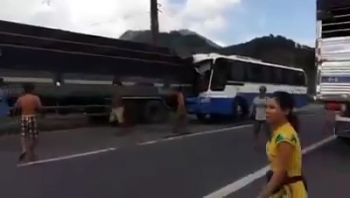 Xuất hiện video ghi lại cảnh xe tải cứu xe khách dưới chân đèo Bảo Lộc