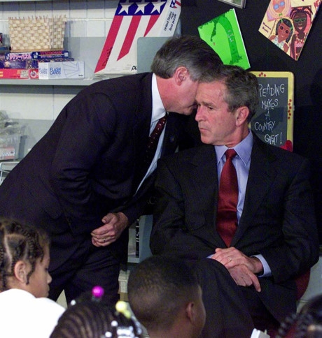 Bức ảnh nổi tiếng chụp Card th&igrave; thầm v&agrave;o tai Tổng thống Bush, b&aacute;o tin về cuộc tấn c&ocirc;ng