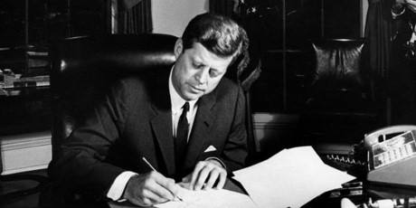 Tổng thống Kennedy d&ugrave;ng to&agrave;n bộ lương l&agrave;m từ thiện.