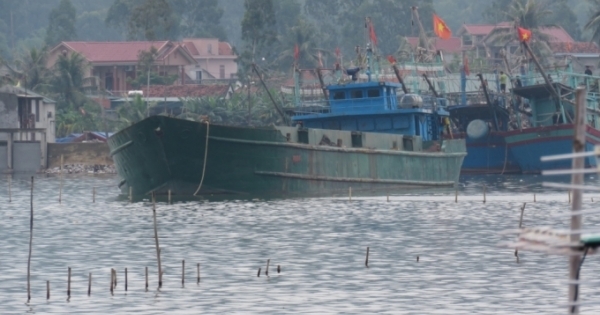 Bắt một tàu lạ đang đổ trộm hàng trăm tấn chất thải xuống biển Nghệ An