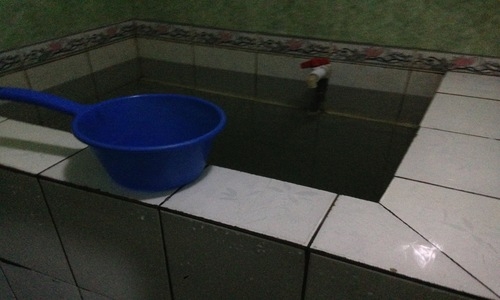 Bồn tắm chứa đầy nước, một chiếc ca để b&ecirc;n cạnh l&agrave; h&igrave;nh ảnh của h&agrave;ng triệu ng&ocirc;i nh&agrave; ở Triều Ti&ecirc;n.