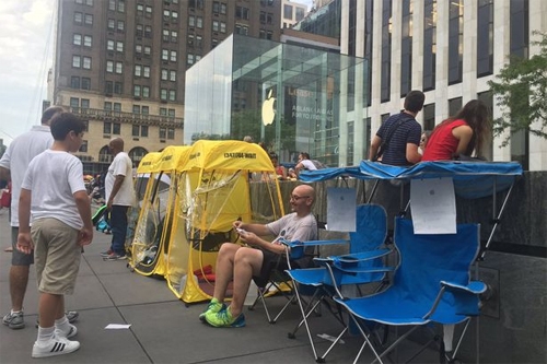 Những người đầu ti&ecirc;n chờ mua iPhone 7 ở New Yorlk.