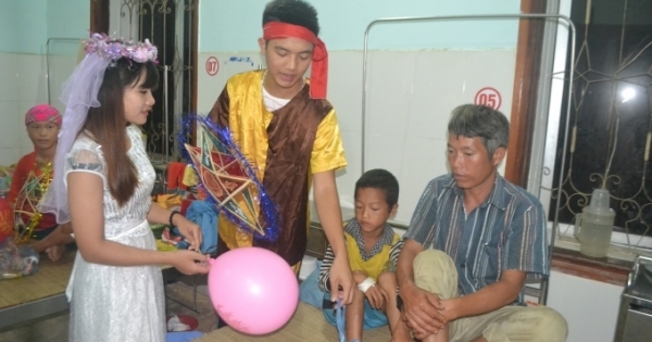 Hà Giang: Mang Trung thu đến với trẻ em nghèo tại bệnh viện