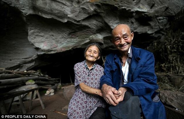 Theo Daily China, sau khi kết h&ocirc;n do kh&ocirc;ng đủ tiền mua nh&agrave; n&ecirc;n hai vợ chồng cụ đ&atilde; chuyển đến hang động hoang sơ để sống suốt 54 năm qua v&agrave; chưa hề rời đi.