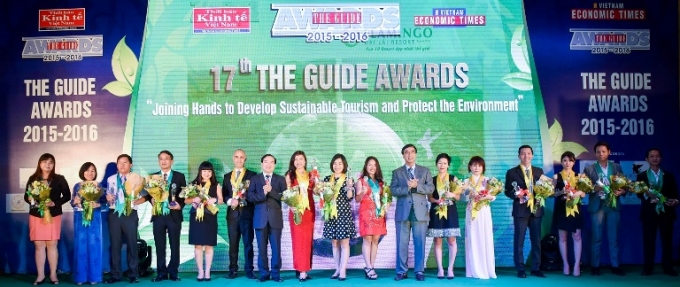 Đại diện Mercure B&agrave; N&agrave; Hills French Village nhận giải The Guide Awards