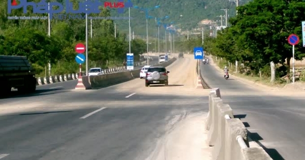 Khánh Hòa: Xe ben tung hoành trên tuyến đường đi sân bay Cam Ranh