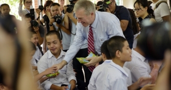 Đại sứ Mỹ làm bánh Trung thu cùng trẻ em nhiễm chất độc da cam