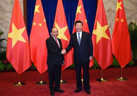 Chủ tịch Trung Quốc Tập Cận B&igrave;nh đ&oacute;n Thủ tướng Nguyễn Xu&acirc;n Ph&uacute;c tại Đại lễ đường nh&acirc;n d&acirc;n Bắc Kinh.