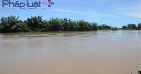 Quảng Ngãi: Bão số 4 cuốn sập cầu, hàng trăm hộ dân nguy hiểm khi qua sông