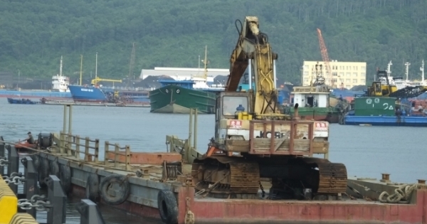 Tàu đổ bùn thải ra biển ở Thanh Hóa: Không phải là chất độc!