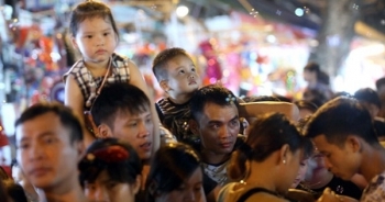 Hà Nội: Hàng nghìn người chen chân ở phố cổ trong đêm phá cỗ trông trăng