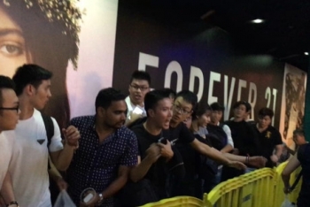 Người Việt xô đẩy, giành chỗ mua iPhone 7 ở Singapore