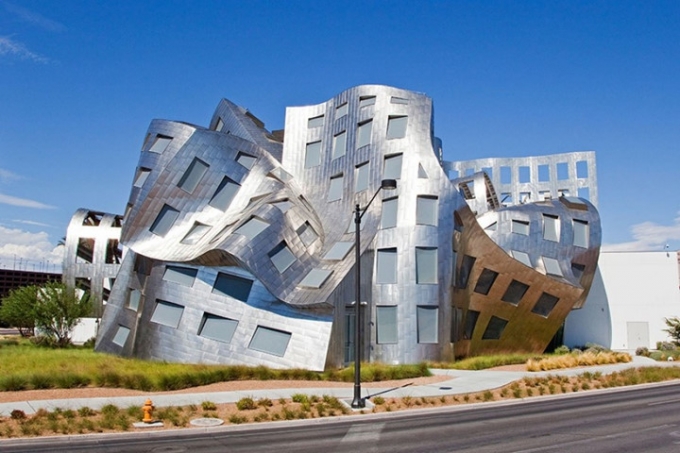 Trung t&acirc;m nghi&ecirc;n cứu về n&atilde;o&nbsp;Lou Ruvo&nbsp;(Las Vegas, Mỹ) do KTS Frank Gehry thiết kế với h&igrave;nh dạng m&eacute;o m&oacute; đặc biệt.
