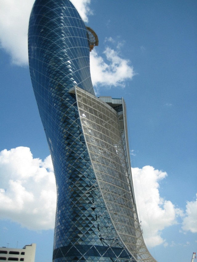 T&ograve;a cao ốc Capital Gate nổi tiếng n&agrave;y nằm ở Abu Dhabi, thuộc c&aacute;c tiểu vương quốc Ả Rập thống nhất, được x&acirc;y dựng bởi 15.000 m&eacute;t khối b&ecirc; t&ocirc;ng kết hợp với 10.000 tấn th&eacute;p.