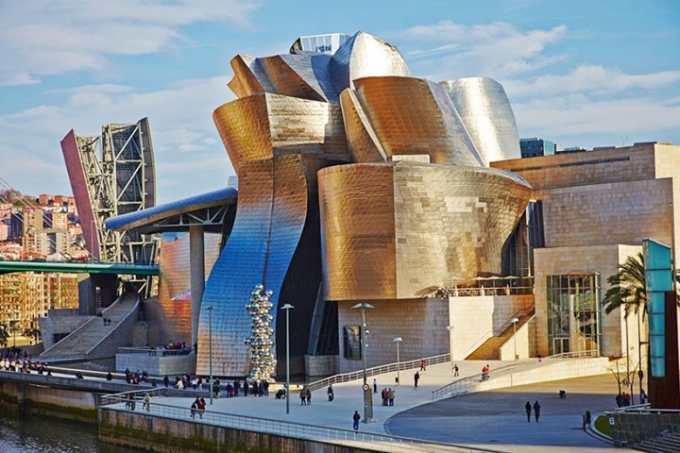 Bảo t&agrave;ng Guggenheim Bilbao l&agrave; một bảo t&agrave;ng nghệ thuật hiện đại v&agrave; đương đại, được thiết kế bởi kiến tr&uacute;c sư người Mỹ gốc Canada Frank Gehry.
