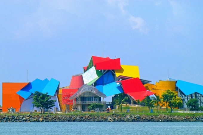 Biomuseo, Panama do KTS&nbsp;Frank Gehry thiết kế.&nbsp;Được x&acirc;y dựng tr&ecirc;n diện t&iacute;ch 4000m2, bảo t&agrave;ng bao gồm 8 ph&ograve;ng trưng b&agrave;y.
