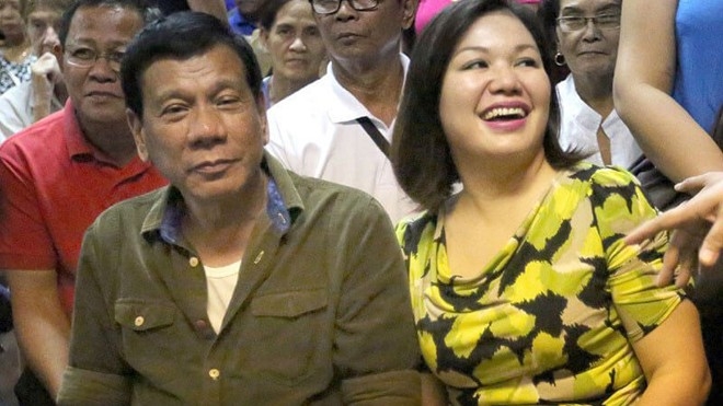 Duterte v&agrave; b&agrave; Avencena trong một sự kiện khi &ocirc;ng c&ograve;n l&agrave; thị trưởng Davao. (Ảnh:Kwentongofw)