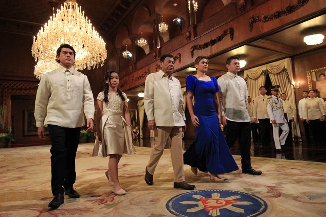 C&ocirc; con g&aacute;i Sara (đầm xanh) của &ocirc;ng Duterte sẽ đảm nhận vai tr&ograve; đệ nhất phu nh&acirc;n Philippines. (Ảnh:&nbsp;ABS-CBN)